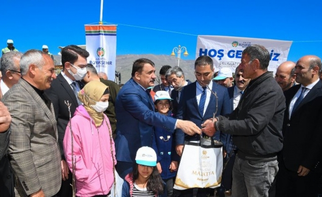 Malatya Büyükşehir Belediyesi Doğanyol’da fidan dağıtımı yaptı