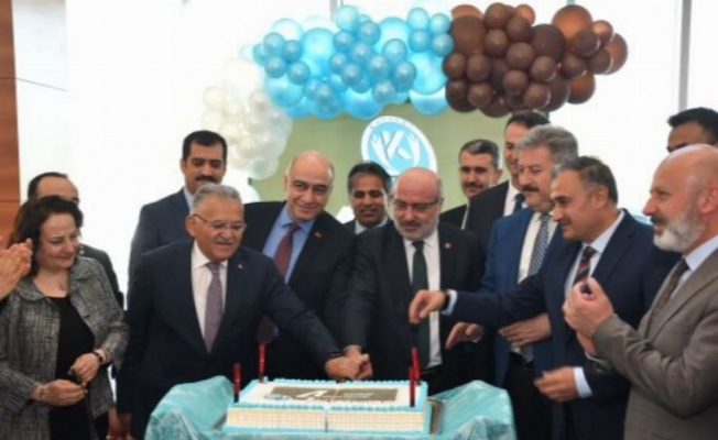 Kayseri Üniversitesi'nin 4. yılı için pasta kesildi 