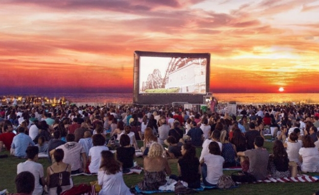 Tatil beldelerinde popüler filmler açık havada izlenecek
