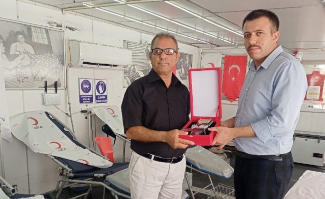 Diyarbakır’da 47 kez kan bağışı yapan gönüllüye vefa plaketi