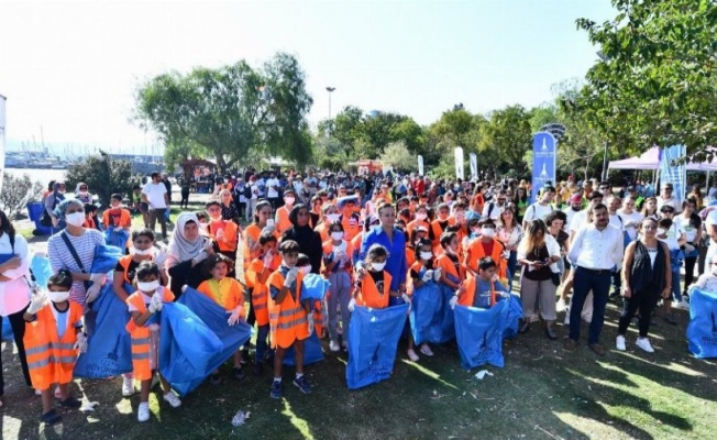 Çevre gönüllüleri İzmir'i temizliyor