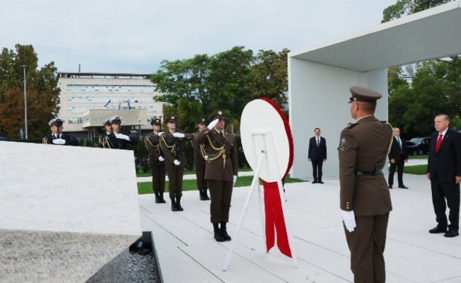 Cumhurbaşkanı Erdoğan'dan Zagreb'de Vatan Anıtı'na çelenk