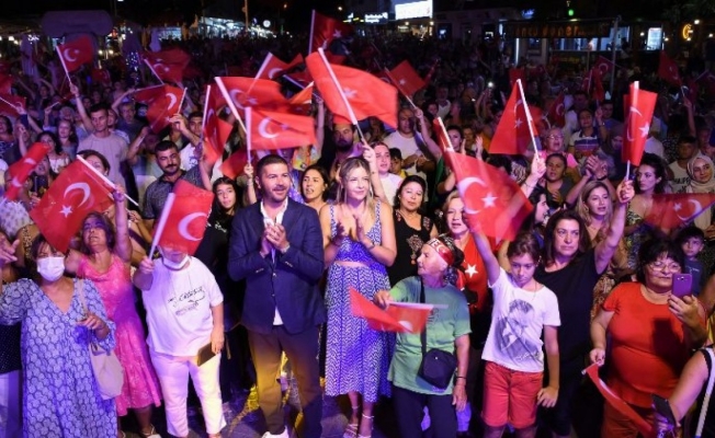 İzmir Foça'da 100. yıla coşkulu yürüyüş