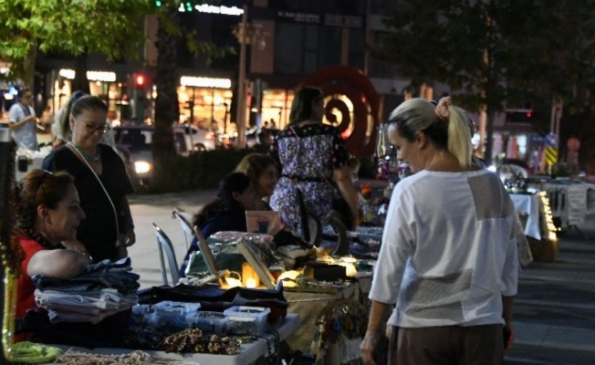 İzmir Narlıdere'de gece pazarı ilgisi