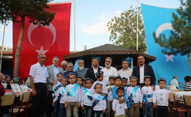 Memduh Büyükkılıç'tan Doğu Türkistanlı çocuklara moral
