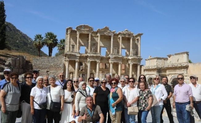 Muğla'dan 100 Yaş Evi üyelerine İzmir'e kültür turu