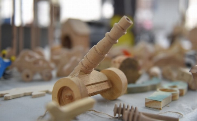 Bursa Yıldırım'da kursiyerler oyuncak üretiyor