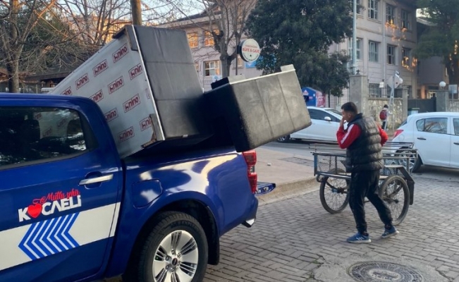 Eşya taşıyan vatandaşa Zabıta'dan 'devriye' yardımı