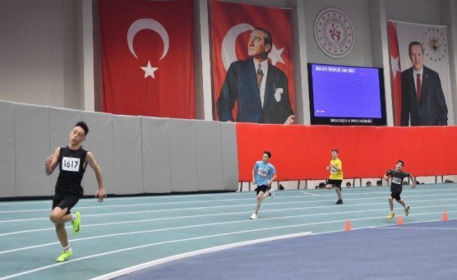 Bursa'da Osmangazi Atletizm Salonu'nda gençlik rüzgarı