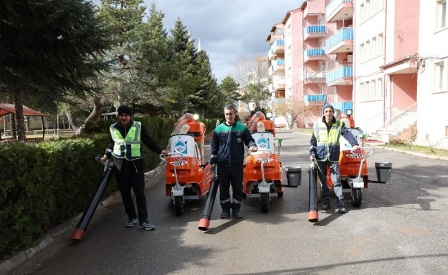 Kayseri Büyükşehir'e 3 park süpürge makinesi