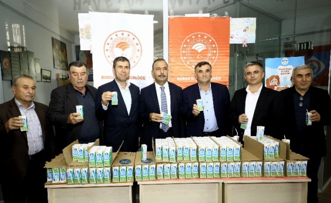 Bursa Yenişehir'de öğrencilere süt ikramı