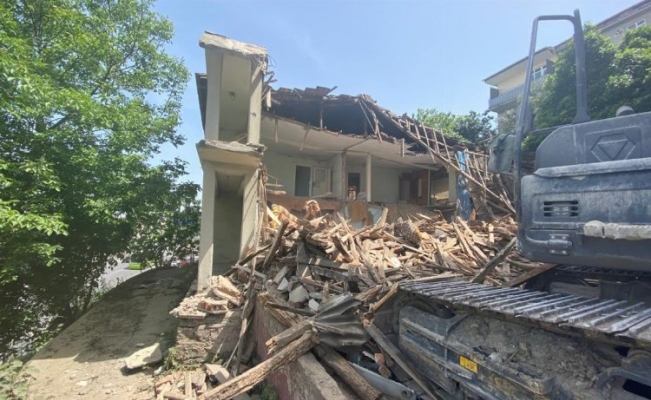 Kocaeli'de hasarlı ve metruk yapıların yıkımına devam