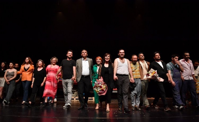 Mersin Büyükşehir Şehir Tiyatrosu ödülleri topluyor
