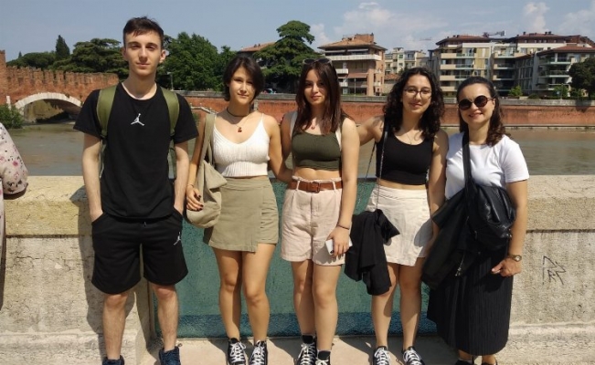 Manisalı gençler İtalya'da Türkiye'yi temsil ettiler