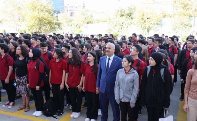 Gebze'de Başkan Büyükgöz öğrencilerle bayrak töreninde