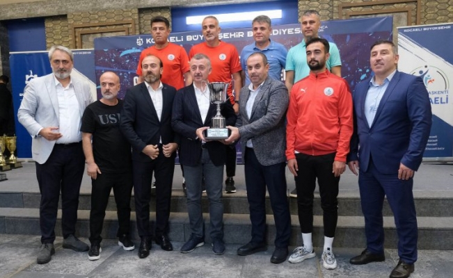 Kocaeli'de amatör futbolda şampiyonlar kupalarına kavuştu