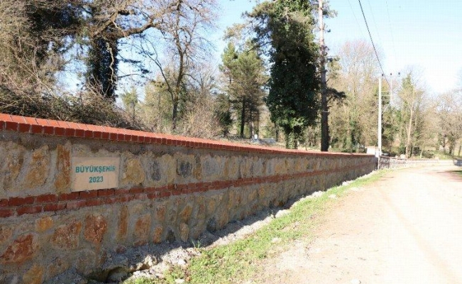 Kocaeli'de mezarlıklara taş duvar ve tel çit