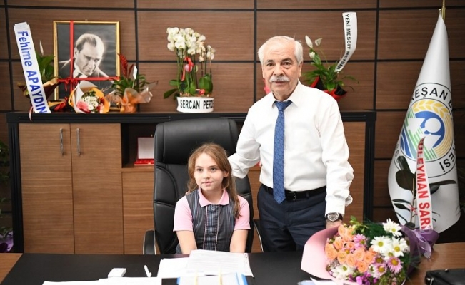Başkan Özcan, makamını ilkokul öğrencisi Ceren Şen’e devretti