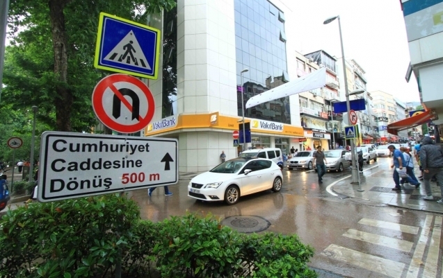 İzmit şehir içi trafiği uyarı işaretleri ile yönlendiriliyor