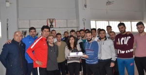 Gazeteci Büşra Kaya'ya  futbolculardan sürpriz pasta