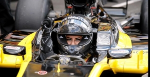 Suudi kadın sürücü Renault F1 otomobilini denedi