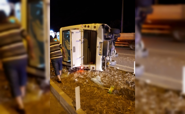 Midibüsle kamyon çarpıştı: 10 yaralı