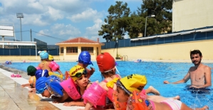 Çocuk Akademisi öğrencilerine yüzme eğitimi
