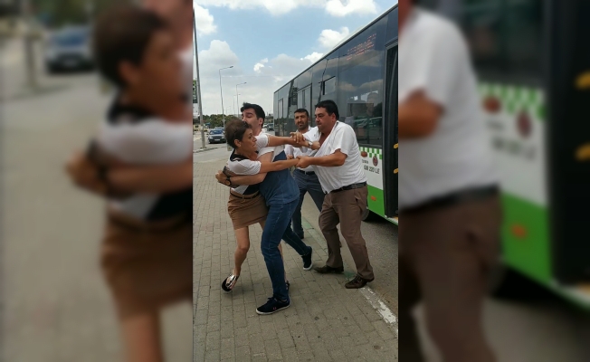 Halk otobüsünün tehlikeli manevrası kavga çıkardı