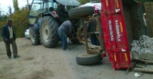 Kolunu traktör ezen işçi yaralandı.