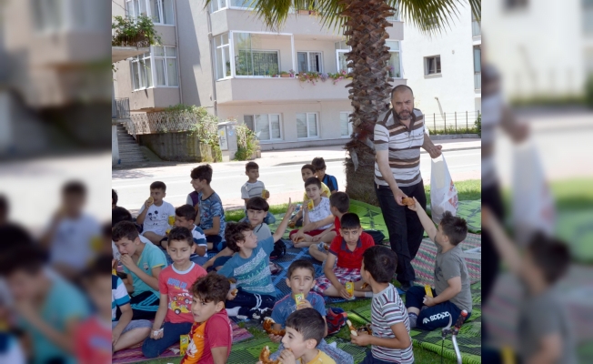 Kur'an kursu öğrencileri kahvaltılarını sahilde yaptı