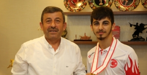 Şampiyon karateciden Karabacak'a ziyaret