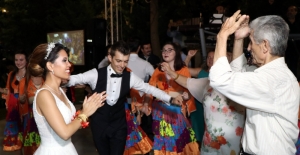 Çinli geline Türk usulü Roman havalı düğün