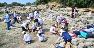 Çocuklar bir günlüğüne “arkeolog“ oldu
