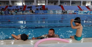 Özel çocuklar, yüzme kurslarıyla sosyalleşiyor