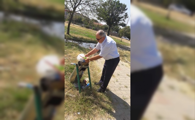Belediyeye kızan meclis üyesi çöp topladı