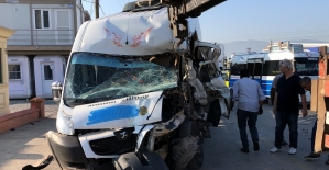Servis minibüsü ile kamyonet çarpıştı: 7 yaralı