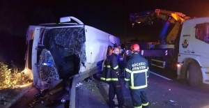 Kocaeli'de öğrencileri taşıyan midibüs devrildi: 2 ölü, 16 yaralı