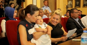 Meclis toplantısına iki aylık bebeğiyle katıldı