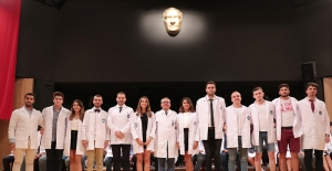 Tıp öğrencileri “beyaz önlüklerini“ törenle giydi