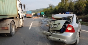 Tır polis aracına çarptı: 2 polis yaralandı
