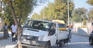 Yalova'da minibüs kamyonete çarptı: 8 yaralı