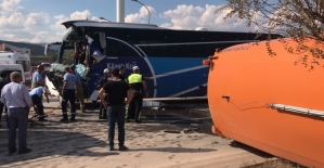 Balıkesir'in Susurluk ilçesinde yolcu otobüsünün temizlik aracına çarpması sonucu yaralılar olduğu, olay yerine itfaiye ve 112 Acil Servis ekipleri gönderildiği öğrenildi.