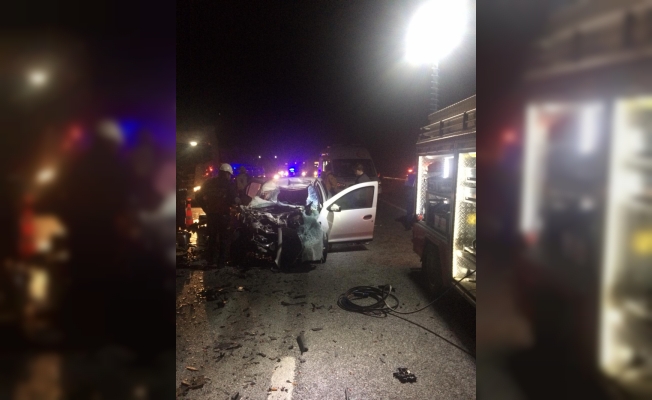 Bilecik'te otomobil tıra çarptı: 2 ölü, 1 yaralı
