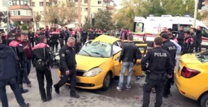 Bursa'da motosikletli polis timiyle taksinin çarpışması