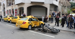 Motosikletli polis timiyle taksi çarpıştı: 3 yaralı
