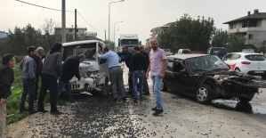 Bursa'da otomobil ile zeytin yüklü kamyonet çarpıştı