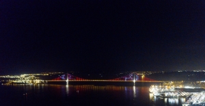 Osmangazi Köprüsü kırmızı beyaz renklere büründü