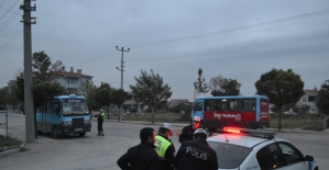 Servis sürücüsü alkollü çıkınca öğrencileri okula polis bıraktı