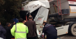 Balıkesir'de kamyon ile tır çarpıştı: 2 yaralı