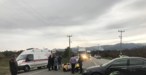 Otomobil motosiklete çarptı: 2 yaralı